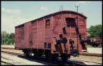 Am 27.5.1990 war die Jagsttalbahn noch in Möckmühl präsent. Dort standen zumindest noch einige Schmalspurwagen, wie dieser dreiachsige gedeckte Güterwagen.