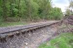 Die wrttembergische Schwarzwaldbahn am 11. Mai 2013 am Bahnbergang zwischen Ostelsheim und Althengstett. Mittlerweile vom Gestrpp befreit.