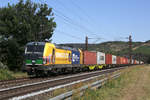 Die für die Wiener Lokalbahnen Cargo (WLC) fahrende ELL 193 243 mit Containern am 07.08.2020 bei Himmelstadt