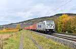 HHLA Metrans 187 511 mit einem Containerzug gen Würzburg bei Thüngersheim am 26.10.2021