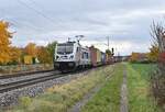 Im Gegengleis gen Karlstadt ist HHLA Metrans 187 509 mit einem Containerzug unterwegs.  26.10.2021