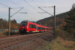 Am 18.10.2017 verlässt 442 310 mit dem RE 4987 (Jena Saalbf - Nürnberg Hbf) gerade den Haltepunkt Unterloquitz..