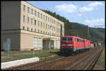111203 passiert hier am 23.4.2005 mit einer 143ziger am Haken das ehemalige Grenzkontrollgebäude der DDR im Bahnhof Probstzella.