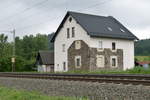 18. August 2015, An der Frankenwaldbahn bei Neukenroth steht dieses Haus. Sein Ursprung dürfte ein aus Sandstein gemauertes Bahnwärterhaus sein. Dessen Substanz wurde sehr schön in den Neubau integriert.