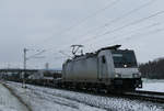 Was geht mich das Wetter an - im Dezember gibt's bei mir Schnee! Ein sehr langer Zug mit leeren Container-Tragwagen fährt am 12.