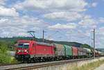 Am 02. Juli 2019 fährt ein mit Lok 187 100 bespannter Güterzug in Rchtung Lichtenfels durch Küps.