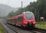 Nachschuss auf 442 306 als RE14 nach Nürnberg bei der Ausfahrt in Probstzella. Rechts sieht man noch ein emailliertes Bahnhofsschild von Probstzella.

Probstzella 02.08.2023