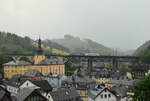 192 010 Blaues Wunder und 185 540 Kassel Huskies überqueren mit einem Güterzug die Trogenbachbrücke über den Ort Ludwigsstadt in Richtung Kronach. Die Trogenbachbrücke wurde 1883 bis 1885 erbaut. 

Ludwigsstadt 02.08.2023