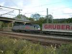 ES 64 U2 der TXLogistik steht am 09.10.2011 mit einem GRUBER/DHL/DFDS Transport/Blue Cargo KLV (Sattelaufliegerzug) im Bahnhof Pressig-Rothenkirchen.