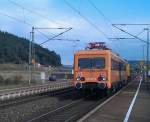 708 327 wird am 06.10.2012 von 203 305 durch Neuses bei Kronach gezogen.