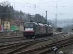 ES 64 U2-004 von MRCE (ziehend) und ES 64 U2-002 von EGP durchfahren am 05.April 2013 den Bahnhof Kronach Richtung Saalfeld.