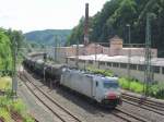 186 148 (ex Captrain) zieht am 19. Juli 2013 einen Kesselwagenzug durch Kronach in Richtung Pressig.
