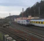 75 104 von Akiem durchfährt am 08. Februar 2014 solo den Kronacher Bahnhof in Richtung Saalfeld und begegnet dabei 114 501 mit einem Messwagen.
