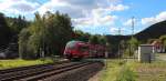 Am 28.09.2015 fährt 442 772 als RE 4988 (Nürnberg Hbf - Jena Saalbf) durch die Ortschaft von Unterloquitz.