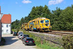 Eine Stopfmaschine des Herstellers Plasser & Theurer (Unimat 09-15/4S)/(024 005-6) erreicht den Bahnhof Nabburg in Fahrtrichtung Schwandorf.