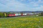 
Für Samstag den 6.5.17 war schönes Wetter angesagt. Also beschloss ich nach Pölling zu fahren. Um 9.41 ging es mit der S-Bahn von Nürnberg nach Pölling wo man 10.10 pünktlich ankam. Dann hieß es erst einmal laufen. Auf der Suche nach neuen Fotopunkten, fiel mir der kleine Hügel auf der gut mit Löwenzahn und Wiesenschaumkraut bewachsen war. Dann kam gegen 14.15 die Meldung, das die 155 der MEG mit einem langen Containerzug durch Regensburg fuhr und ihren Weg westwärts weiter fortsetze. Gut eine Stunde später kam sie dann auch zwischen Löwenzahn und Wiesenschaumkraut vorbei und wusste, das sich der Tag sehr gelohnt hatte!