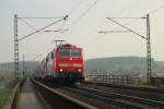 111 226-7 zieht am 29.10.2014 einen RE aus München nach Nürnberg bei Regensburg-Prüfening über die Donaubrücke.