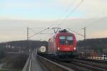 ÖBB 1116 136 zieht am 30.03.2015 einen Güterzug über die Donaubrücke bei Regensburg-Prüfening.