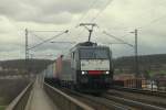 MRCE Dispolok 189 157 (ES 64 F4-157) zieht am 31.03.2015 einen Güterzug über die Donaubrücke bei Regensburg-Prüfening. 