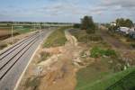 Die Ausbaustrecke Mnchen–Ingolstadt am 11.10.2011: links die Neutrassierung mit den Einfahrsignalen des Bahnhofs Baar-Ebenhausen, rechts der aufgelassene Bahnhof Reichertshofen (Oberbay) mit