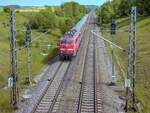 111 041 fuhr am 26.5.04 durch den ehemaligen Bahnhof Fünfstetten.