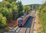 440 541 fuhr am 9.8.22 an den inzwischen 18 Jahre alten Blocksignalen bei Fünfstetten vorbei nach Treuchtlingen.