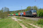 193 850 MRCE/Boxxpress mit einem Containerzug bei Lehrberg Richtung Ansbach, 25.04.2020