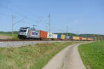 187 511 AKIEM/Metrans mit einem Containerzug bei Oberdachstetten Richtung Würzburg, 25.04.2020