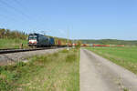 193 671 MRCE/Boxxpress mit einem Containerzug bei Oberdachstetten Richtung Würzburg, 25.04.2020