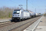 Die 187 074 der Rheincargo durchfährt mit einem Kesselwagenzug den Bahnhof Gunzenhausen auf ihrem Weg nach Ingolstadt. Die Lok wurde 2016 in Dienst gestellt und trägt das Halterkennzeichen D-RHC. Gunzenhausen, 22. April 2022