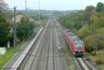 Zum Bahnsteig nach Würzburg gibt es in Oberdachstetten immer noch keine Unterführung. Die Fahrgäste müssen daher über beide Hauptgleise laufen, und zur Sicherung arbeitet im links herausspitzenden Empfangsgebäude nach wie vor ein Fahrdienstleiter. (440 825 am 5.10.11)