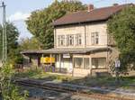 Elf Jahre nach # 985738 fehlten in Herrnberchtheim neben den Sträuchern vor dem Empfangsgebäude auch die Bahnsteige zwischen den Gleisen. (Blick nach Osten am 4.9.15)