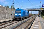 PRESS 223 052-2 (253 015-8) rollt mit einem Flachwagen durch Marzling in Richtung München.