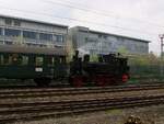 Recht selten sieht man die 70 083 auf der Landshuter Strecke. Am 27.4.2013 kam die Lok am Zugschluss eines Sonderzuges in Richtung München in Lohhof vorbei.