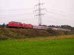 MEG 318 zieht den umgeleiteten EC 113 (Dortmund - Klagenfurt) über Mühldorf. Am 28.10.14 kurz hinter Markt Schwaben.