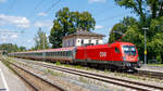 ÖBB 1016 027 am Schluss eines in Richtung München fahrenden EC im Bahnhof Aßling.