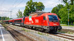 ÖBB Taurus 91 81 1216 015 mit Railjet bei der Durchfahrt durch den Bahnhof Aßling am 20.07.2024.