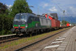193 280 - ein Vectron der Firma ELL - durchfährt mit einem Containerzug den Bahnhof Kiefersfelden in Richtung Kufstein. Es ist Nachmittag des 17. September 2020.
