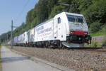 In makellos sauberem Zustand präsentiert sich die 186 443 der Lokomotion als sie zusammen mit der 186 444 einen Zug des kombinierten Ladungsverkehrs von Kufstein nach München führt.