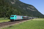 185 617 war mit einem Autozug am 14. Juni 20233 bei Niederaudorf auf dem Weg nach Kufstein.