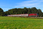 Bereits historisch ist diese Aufnahme des EC 89 von München HBF nach Verona PN vom 09. Oktober 2024 bei Brannenburg. Zum Fahrplanwechsel wurde dieser Zug auf eine Railjet-Garnitur umgestellt. Bei der Bespannung hat sich allerdings nichts geändert, verplant ist hier stets eine Lok der Baureihe 1216. Die hier gezeigte 1216.017 trägt ja auch bereits das passende Design.