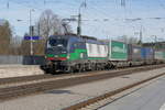 Am Samstag, den 1. Februar 2020 durchfährt kurz vor 11 Uhr Vectron 193 280 mit dem  Ekol -Zug den Bahnhof Traunstein Richtung München.