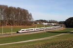 412 201 als  ICE 114  aus Klagenfurt kommend am 30. Dezember 2023 bei Axdorf im Chiemgau.