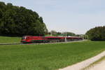 1116 242 war am 11. Mai 2024 mit einem Railjet bei Axdorf in Richtung Rosenheim unterwegs.