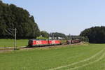 1293 187 und 1293 198 waren am 7. August 2024 mit einem gemischten Güterzug bei Axdorf in Richtung Rosenheim unterwegs.