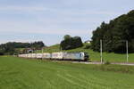 193 116 mit dem  EKOL-KLV  auf dem Weg nach Salzburg. Aufgenommen am 7. August 2024 bei Axdorf im Chiemgau.