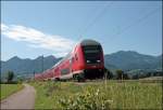 Bei Bernau am Chiemsee ist RE 30018  Mnchen-Salzburg-Express  auf dem Weg in die Bayerische Landeshauptstadt. (06.07.2008)
