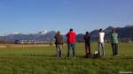 Nich gerade besonderer Beliebtheit erfreuen sich die neuen ET des Meridian bei den Fotografen. Am 20.02.14, während der Passauerumleiter, waren vielerlei Fotografen im Cheimgau versammelt um die umgeleiteten Güterzüge aufzunehmen. Unter anderem fahren hier aber auch seit Fahrplanwechsel die FLIRTs des Meridian. Diese mussten natürlich auch festgehalten werden. Da mir diese Züge aber nicht sonderlich gefallen, habe ich micg einer kreativeren Art bedient diese Züge zu fotografieren...
Liebe Grüße an die fotografierten Fotografen!
