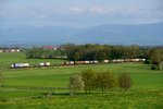 Von einem Bauernhof in Aubenhausen hat man einen schönen Blick über's bayerische Voralpenland. Leider kommen in Richtung München nur wenige Güterzüge vorbei, wenn die Stelle gut im Licht liegt. Deswegen wurde hier die Gelegenheit genutzt und ein Nachschuss auf einen Lomo-KLV Richtung Brenner gemacht, an dessen Zugschluss das  Zebra  139 133 kalt mitlief (05. Mai 2013).