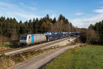 185 677 der RTB fährt mit einem Autozug bei Grabenstätt in Richtung München, aufgenommen am 20.